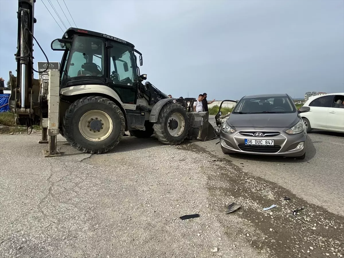 Ayvalık’ta Otomobil ve Kepçe Çarpıştı