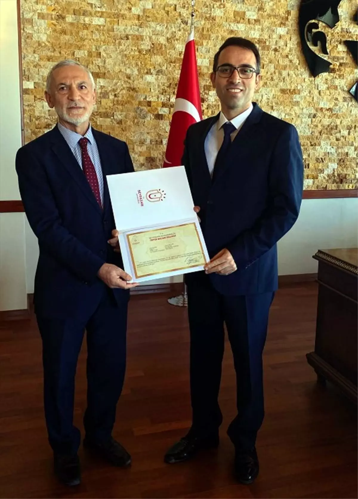 Beypazarı Kaymakamı, Emekliye Ayrılan Müftüye Teşekkür Belgesi Verdi