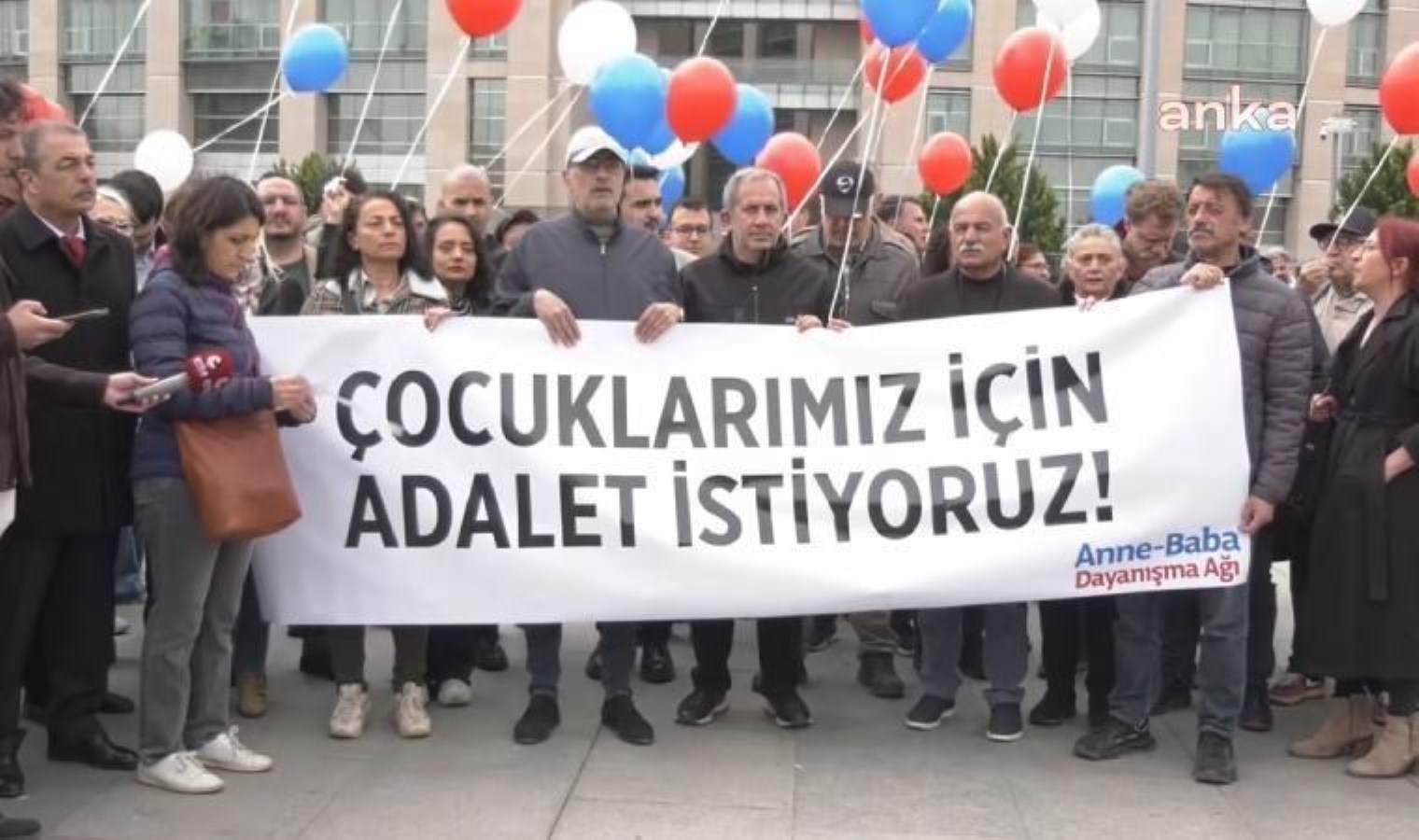 İstanbul Adliyesi önünde tutuklu gençlerin anne ve babaları balon uçurdu: ‘Özgürlükleri için’