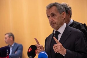 eski fransa cumhurbaskani sarkozy hapis cezasina girecek VqSBVudD.jpg