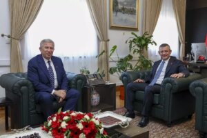 ozgur ozelden mansur yavasa destek qCU5unV3.jpg